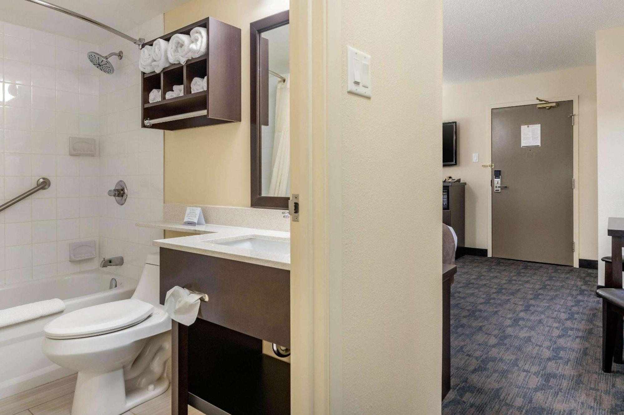 Quality Inn & Suites Батърст Стая снимка
