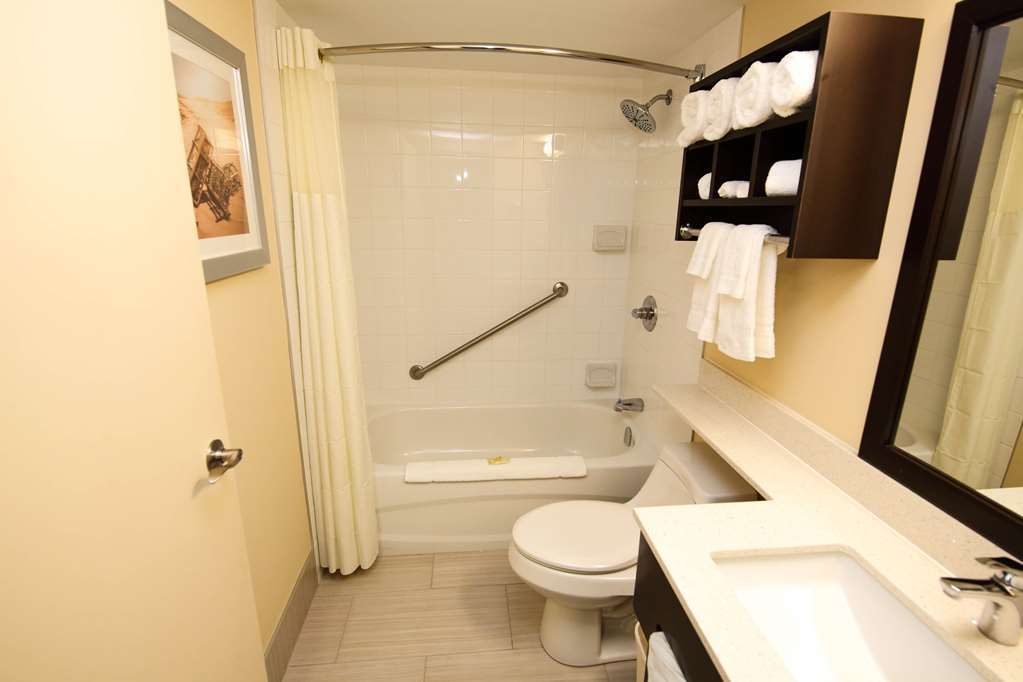 Quality Inn & Suites Батърст Екстериор снимка