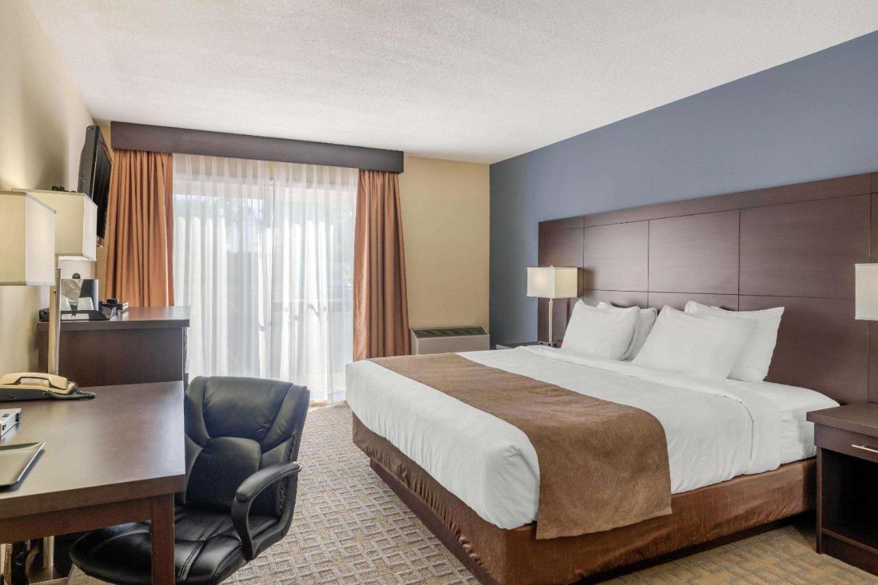Quality Inn & Suites Батърст Екстериор снимка