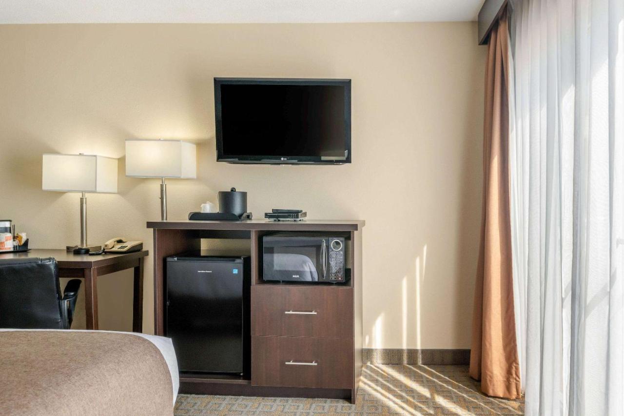 Quality Inn & Suites Батърст Екстериор снимка