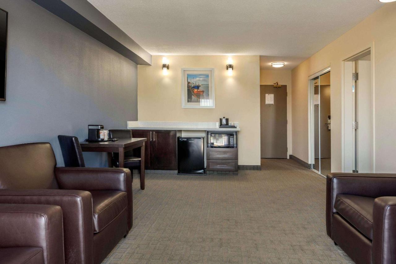 Quality Inn & Suites Батърст Екстериор снимка