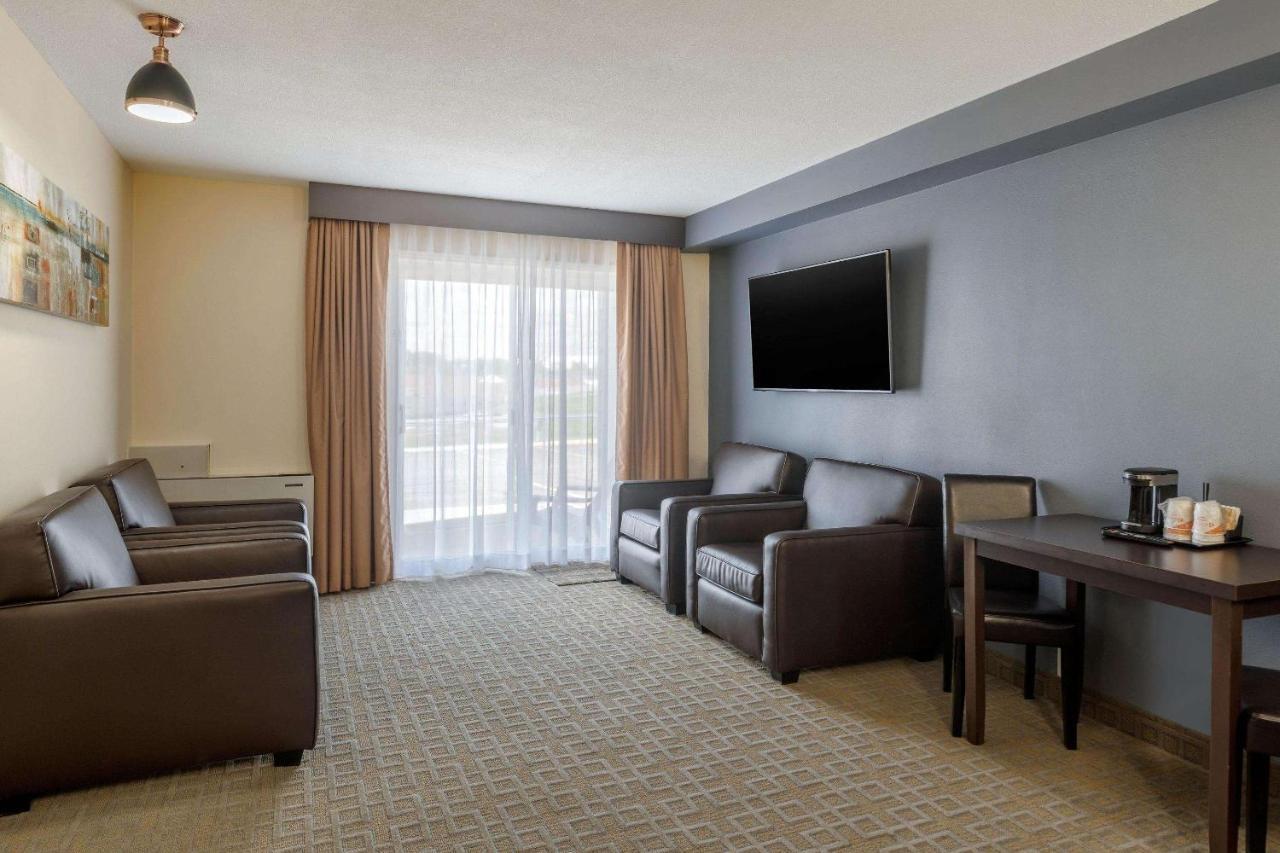 Quality Inn & Suites Батърст Екстериор снимка